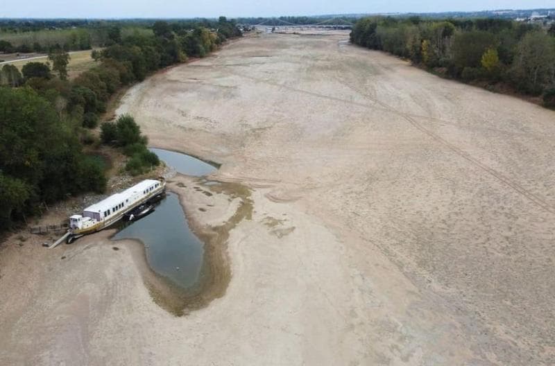 Sungai Loire, sungai terpanjang di Prancis mengering. (Twitter/HeberdenMarc)