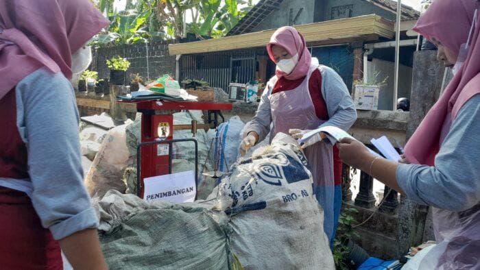 Warga Kartasura, Sukoharjo Bisa Membayar Pajak dengan Sampah