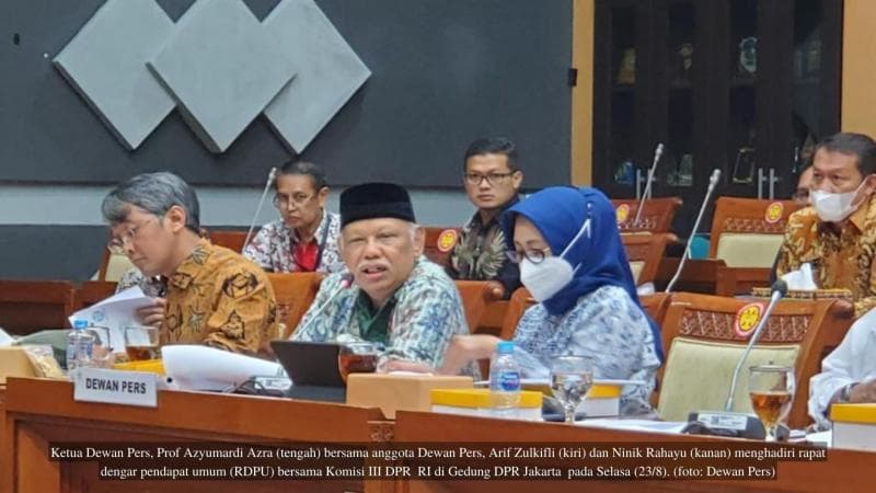 Ketua Dewan Pers Prof Azyumarfi Azra (tengah) beserta anggota Dewan Pers Arif Zulkifli (kiri) dan Ninik Rahayu (kanan) menghadiri Rapat Dengar Pendapat Umum (RDPU) di Gedung DPR Jakarta, Selasa (23/8). (Dewan Pers)