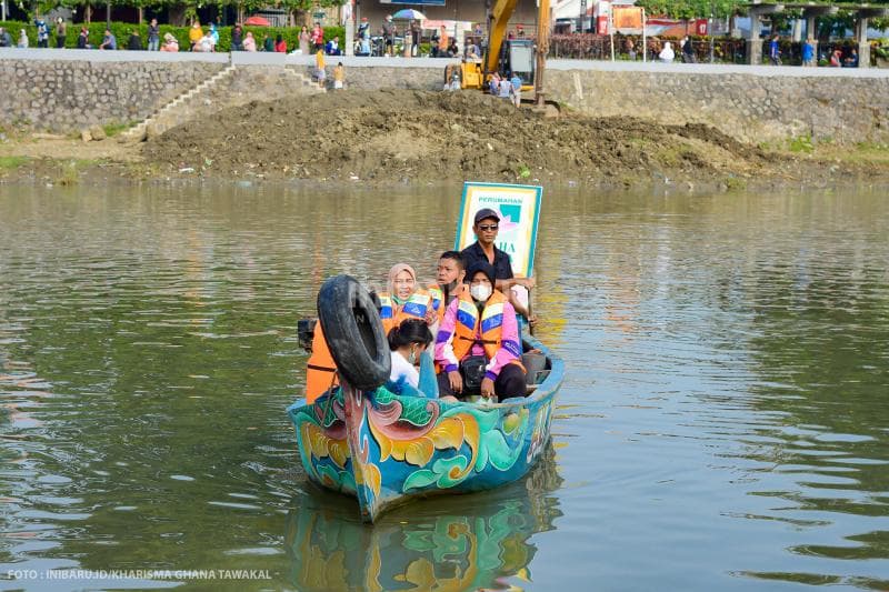 <i>Perahu yang berisi empat orang dan satu juru mudi yang akan mendarat di dermaga setelah bertransaksi pada Pasar Apung Semarang.</i>