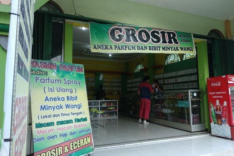Di Kampung Parfum Semarang, banyak toko penjual wewangian. (Ayo Semarang/Vedyana)