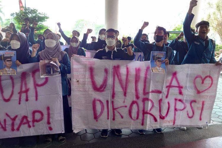 Wakil Rektor Unila Suharso menyatakan sanksi untuk mahasiswa menunggu perkembangan dari KPK. (Kompas/Tri Purna Jaya)