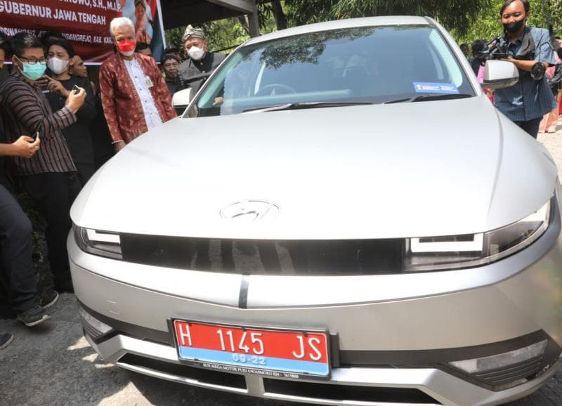 Gubernur Ganjar Pranowo meluncurkan mobil listrik Dinas ESDM Jateng di Kabupaten Karanganyar, Kamis (25/8/2022). (Diskominfo Jateng)