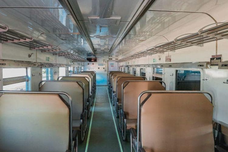 KAI akan membeli kereta-kereta baru kelas ekonomi untuk mengganti unit kereta api yang sudah lama beroperasi. (Kompas/KAI Daop VI Yogyakarta)