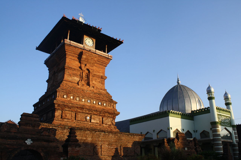 <i>Masjid Menara Kudus yang menjadi salah satu peninggalan Sunan Kudus. (Wikimedia Commons)</i>