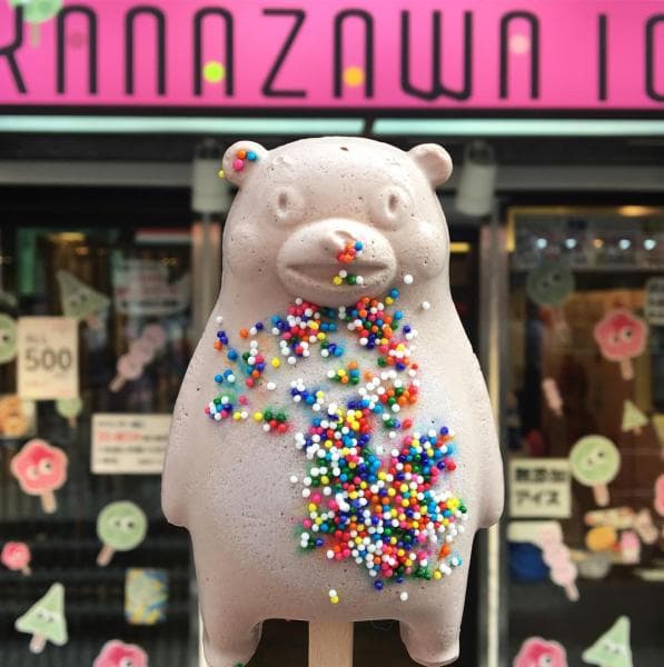 

di Jepang, es krim ini biasanya disajikan dengan hiasan&nbsp;topping&nbsp;lucu dari sirup, sprinkle warna-warni, atau cokelat leleh. (Instagram/Tokyosweetproject)