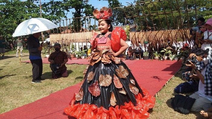 Gelaran red carpet Fashion Week di Cilacap pada Sabtu (27/8/2022). (Tribunbanyumas/Pingky Setiyo Anggraeni)