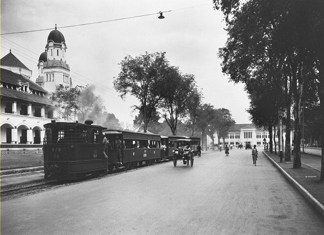 <i>Trem uap yang melintasi Jalan Pemuda Semarang di tahun 1911. (KITLV)</i>
