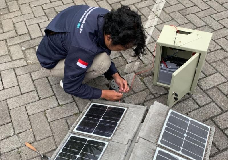 Mahasiswa Fakultas Teknik UGM membuat genteng fotovoltaik pintar yang dinamakan smart rooftop. (Dok.UGM)