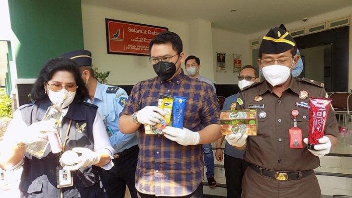 BPPOM menunjukkan kosmetik ilegal yang didapatkan dari Kudus, Jawa Tengah. (Tribun Jateng/Rahdyan Trijoko Pamungkas)