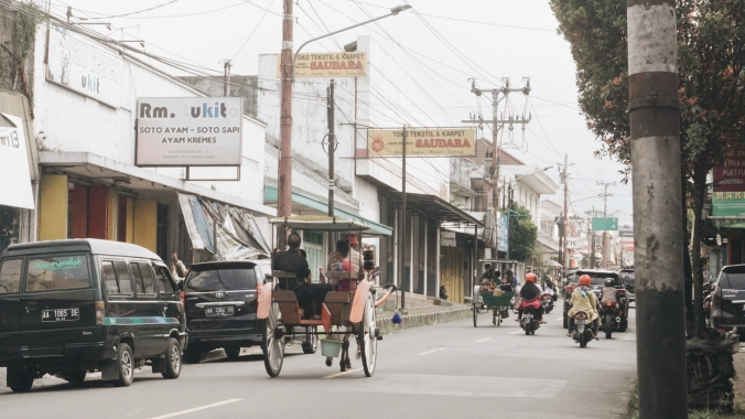 <i>Potret pertokoan dan ramainya kendaraan di Jalan Diponegoro, Parakan, Temanggung. (Kemant 1964)</i>