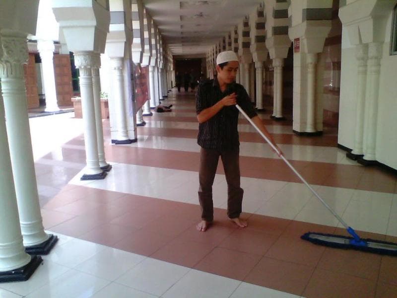 Sahabat Marbot membersihkan masjid secara sukarela di Salatiga. (Lampost/Wikipedia)