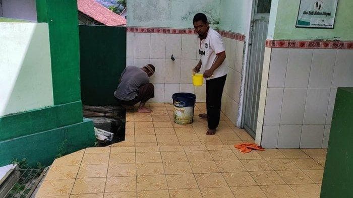 Aksi Sahabat Marbot saat membersihkan masjid. (Tribun Jateng/Hanes Walda Mufti)