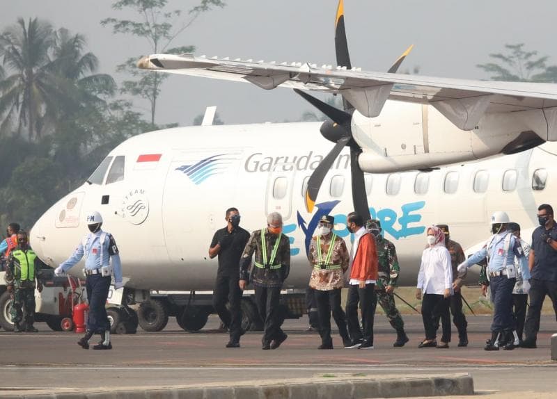 Jokowi melihat progres pembangunan Bandara Jenderal Besar Soedirman yang baru saja beroperasi pada awal Juni 2021. (Jatengprov)