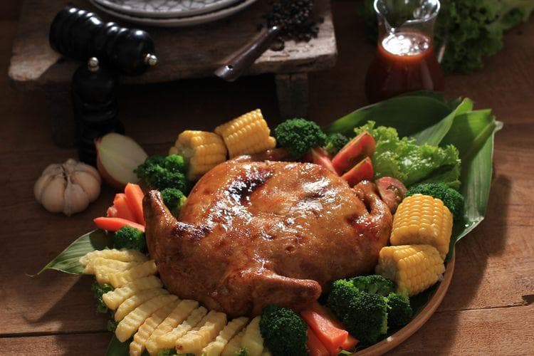 Ayam kodok adalah hidangan berupa ayam utuh berisi daging cincang yan dibumbui rempah-rempah. (Kompas/Shutterstock/Ika Rahma H)