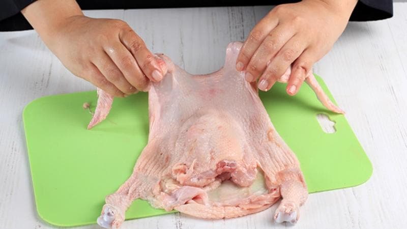 Butuh tangan yang terampil untuk bisa mengeluarkan daging ayam tanpa membuat kulit ayam jadi robek. (Topwisata)
