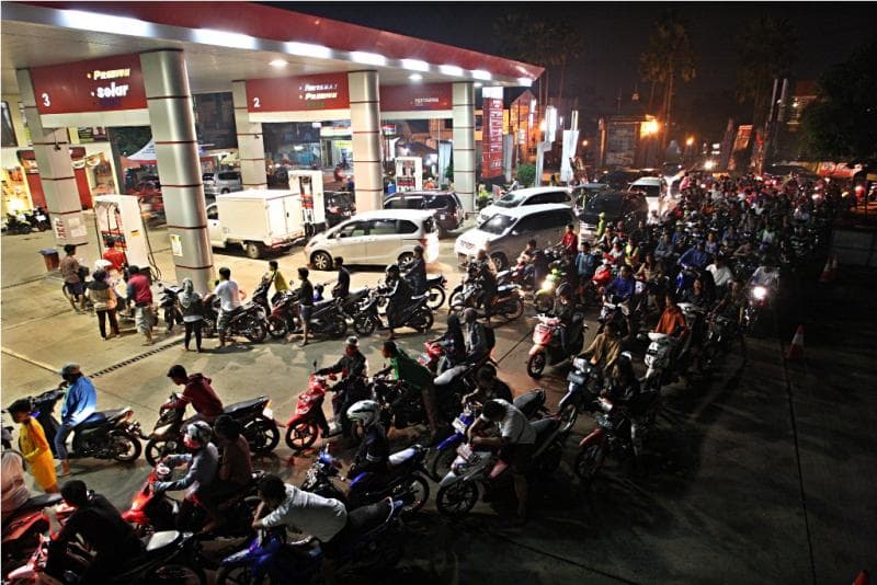 Beberapa hari lalu, antrean panjang terjadi di beberapa pon bensin di banyak daerah di Indonesia. Warga rela mengantre untuk mendapatkan BBM dengan harga lama. (MI/Susanto)
