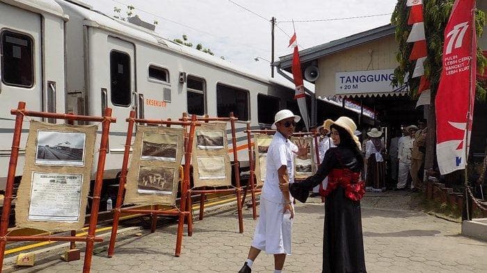Peragaan busana zaman dulu di Stasiun Tanggung Kabupaten Grobogan dalam rangka memperingati 155 tahun perjalanan kereta api pertama di Indonesia, Rabu (10/8/2022).&nbsp; (Rahdyan Trijoko Pamungkas/Tribun Jateng)