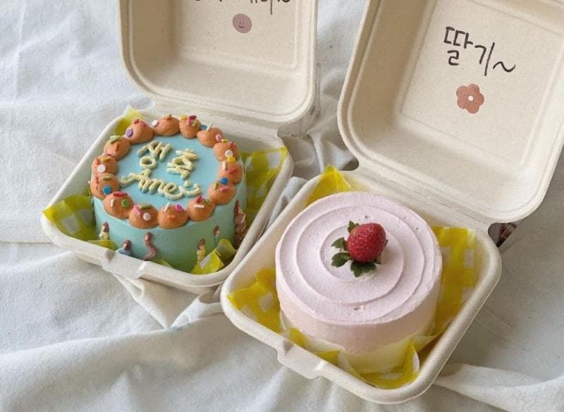 Untuk mengekspresikan sesuatu, kita bebas menuliskan apa saja pada bento cake.(Instagram/a.keikeu)