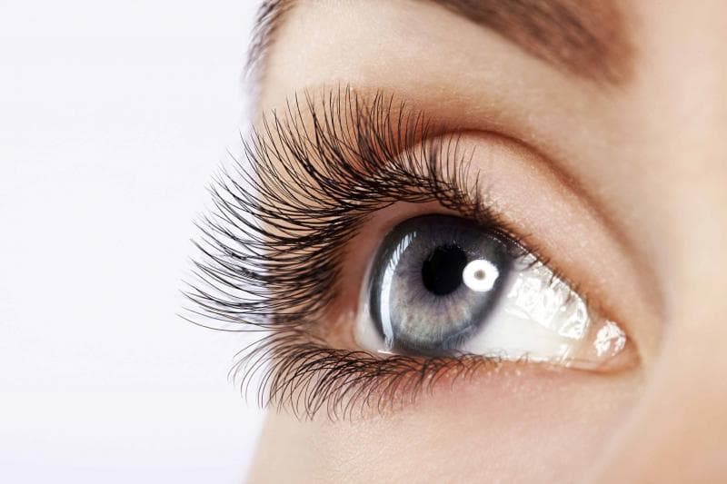 Serum bulu mata digunakan untuk membuat bulu mata tumbuh panjang, lebat, dan kuat. (Sharmaines)