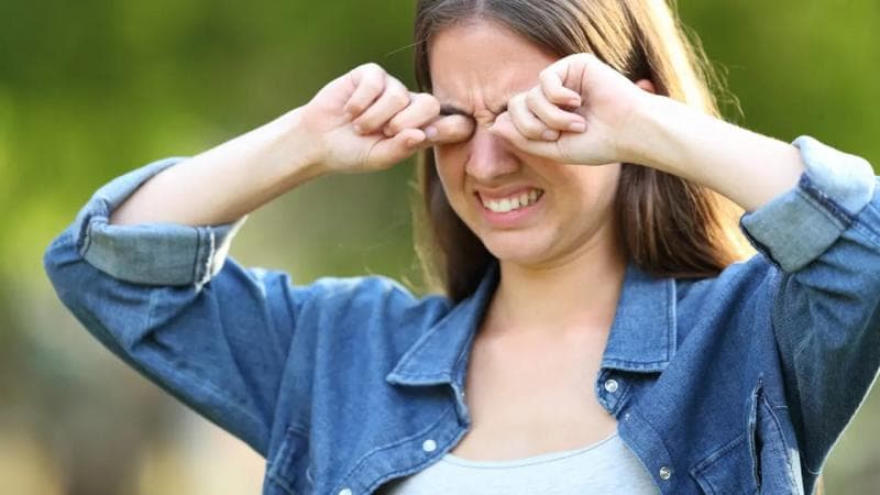 Salah satu efek samping penggunaan serum bulu mata adalah mata kering, benjolan&nbsp;yang menyakitkan pada kelopak mata, dan penipisan permanen pada kulit kelopak mata. (Shutterstock)