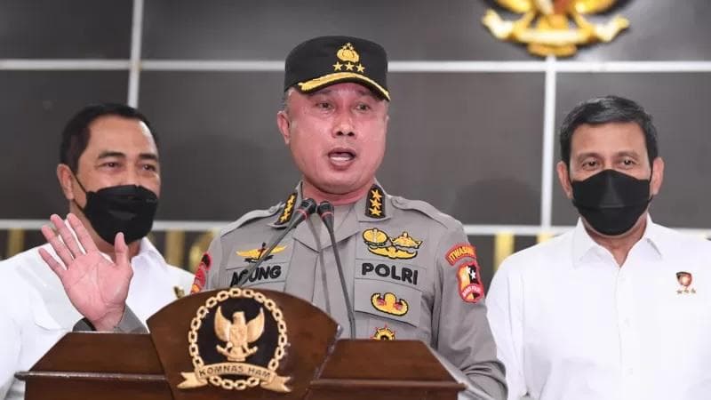 Pihak kepolisian memberikan keterangan pers usai menerima berkas Hasil Pemantauan dan Penyelidikan Peristiwa Penembakan Brigadir J di Kantor Komnas HAM, Jakarta, Kamis (1/9/2022). (Antara/Sigid Kurniawan)
