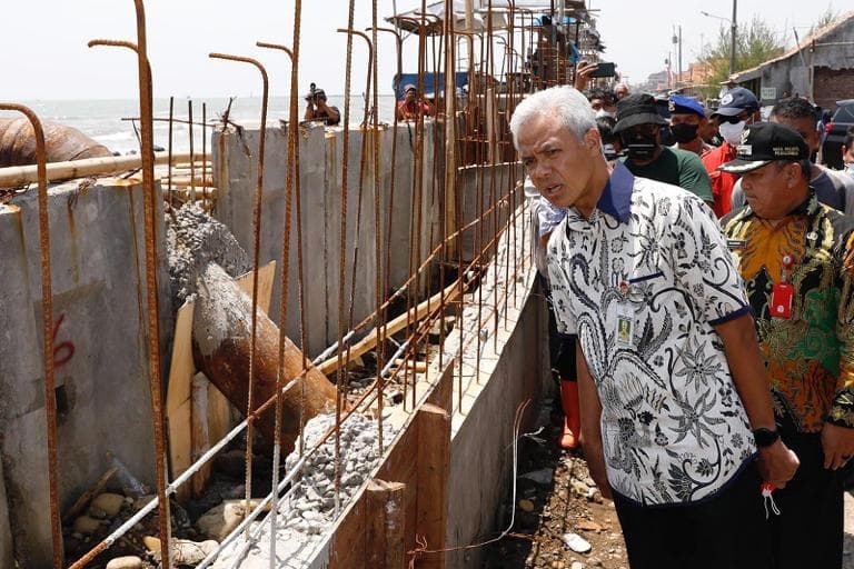 Menyambangi pembangunan tanggul di Kota Semarang, Gubernur Jateng Ganjar Pranowo mengatakan masih menemukan rembesan air pada penutup dan parapet tanggul. (Dok Pemprov Jateng)
