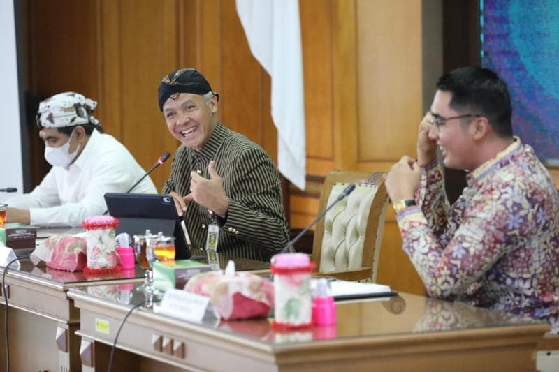 Menanggapi kemungkinan Jateng kembali masuk nominasi layanan investasi terbaik 2022, Gubernur Ganjar Pranowo mengatakan, itu hanyalah bonus. (Dok Pemprov Jateng)