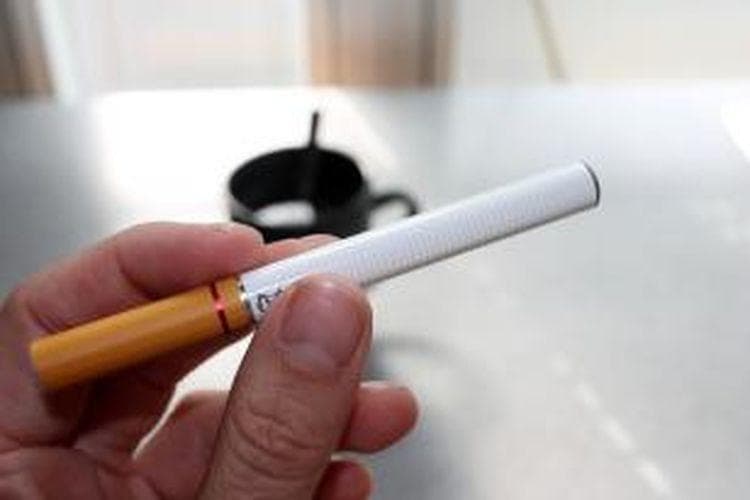 Ilustrasi: Ketimbang rokok konvensional, rokok elektrik memiliki profil risiko yang lebih rendah. (Shutterstock)