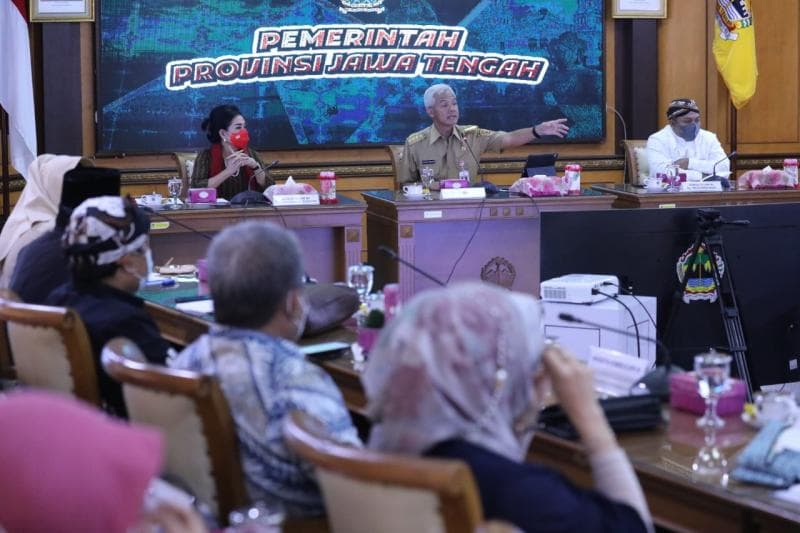 Gubernur Jawa Tengah Ganjar Pranowo menerima kunjungan kerja Komisi IX DPR RI masa persidangan I tahun 2022-2023 dalam rangka pengawasan terhadap tenaga kerja honorer, Senin (12/9/2022). (Dok Pemprov Jateng)