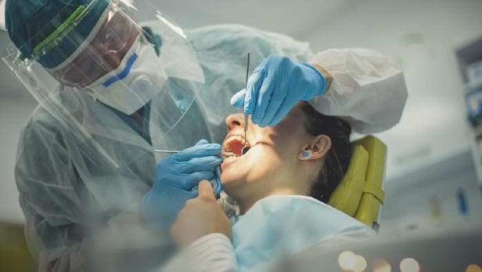 Ilustrasi: Salah satu manfaat pemasangan gigi palsu adalah untuk memperbaiki penampilan. (Getty Images/Luka TDB)