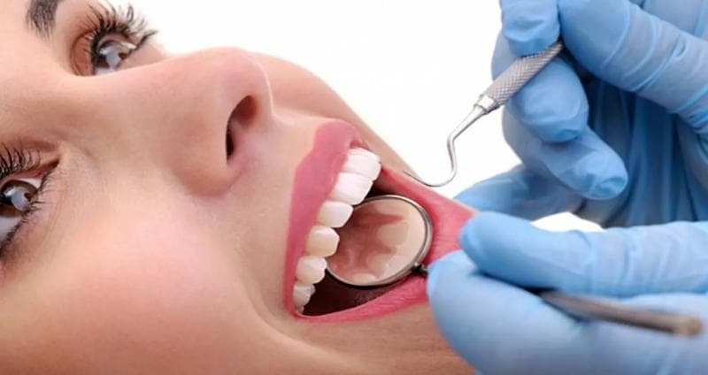 Ilustrasi: Ada beberapa pilihan gigi palsu antara lain gigi palsu yang bisa dilepas-pasang dan gigi palsu model implan. (Identitydentistry)