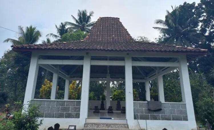 Makam Kiai dan Nyai Baedhowi, tokoh agama yang memberikan bantuan di masa Perang Jawa yan dikobarkan Pangeran Diponegoro. (Mojok/Hammam Izzudin)