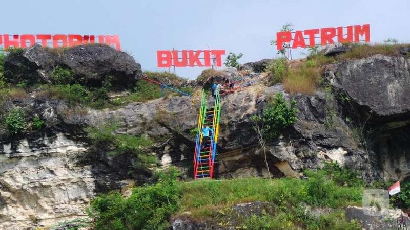 Kawasan eks penambangan batu kapur ini sempat dijadikan tempat wisata bernama Bukit Patrum Photorium. (via Kompas)