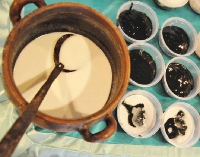 Jenang saren adalah perpaduan bubur manis kaya rempah berwarna hitam yang disajikan dengan santan gurih berwarna putih. (Detik/Soloblitz)