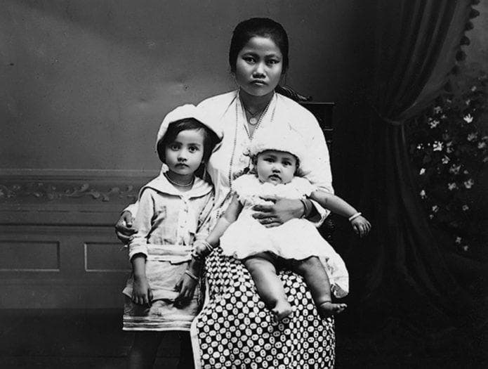 Foto Roebiam dan kedua anaknya pada 1920. (Sejarah Jakarta)
