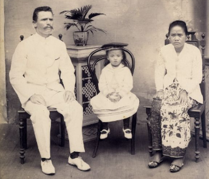 Potret keluarga Van der Velden bersama Nyai dan putrinya. (Nationalgeographic)