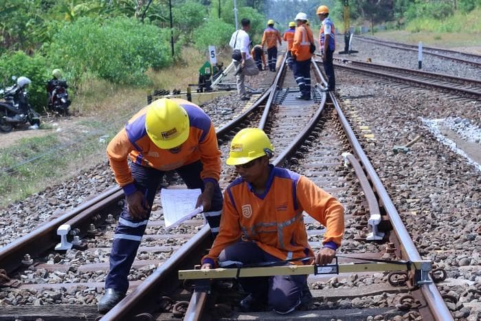 Ilustrasi: Petugas melakukan perbaikan jalur kereta api. (Detik/Antara/Budi Candra Setya)