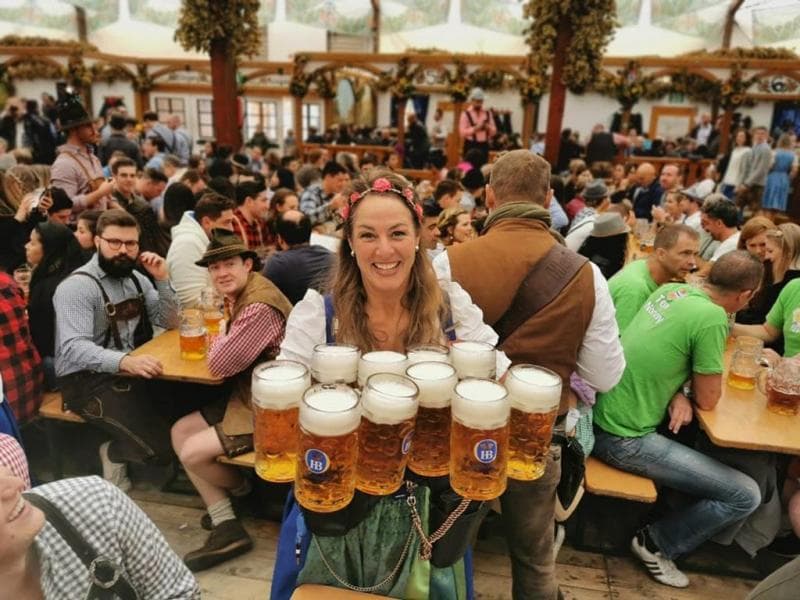 Selama Oktoberfest berlangsung, orang-orang akan mengenakan pakaian tradisional dan menikmati bir sepuas-puasnya. (Oktoberfesttour)