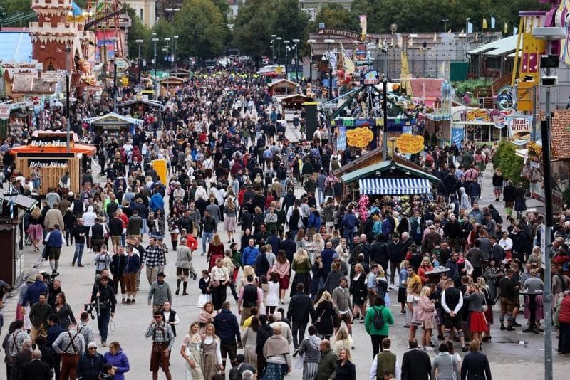 Pembukaan festival bir terbesar di dunia, Oktoberfest yang ke-187 di Munich, Jerman, Sabtu (17/9/2022). (Reuters/Lukas Barth)
