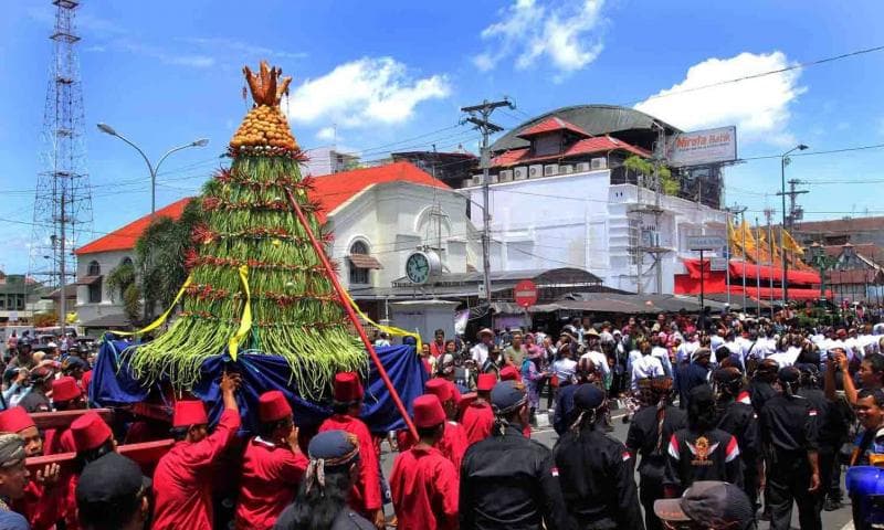 Arak-arakan prajurit keraton dan gunungan untuk masyarakat Yogyakarta. (Facebook/Wavgo)