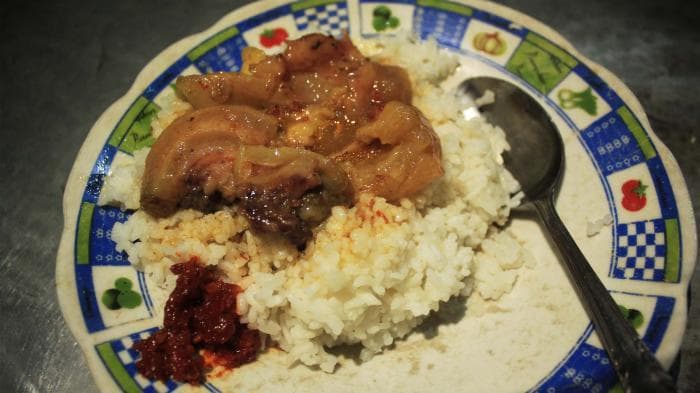 Sego Koyor Bu Parman Jogja, kuliner legendaris yang bisa kamu nikmati pada malam hari. (Tribunnews/Hamim Thohari)