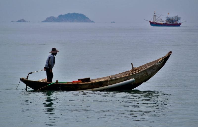 Sejumlah nelayan memilih untuk memakai perahu tradisional. (Preciousisland)