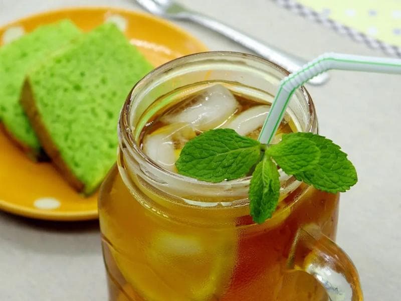 Ilustrasi: Ada banyak bahan menyegarkan dan menyehatkan yang bisa dicampurkan ke dalam es teh bikinan sendiri. (Pixabay)