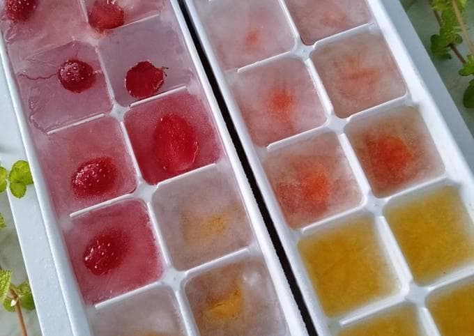 Ilustrasi: Es batu yang terbuat dari buah yang dibekukan akan membuat racikan tehmu menjadi lebih atraktif dan menarik. (Cookpad)