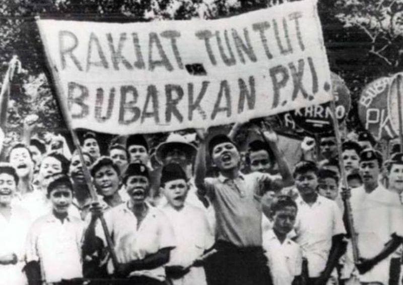 Dianggap bertanggungjawab pada peristiwa 30 September 1965, Partai Komunis Indonesia (PKI) dilarang dan orang-orang yang terlibat di dalamnya diburu untuk dieksekusi tanpa pengadilan. (Istimewa via Okezone)
