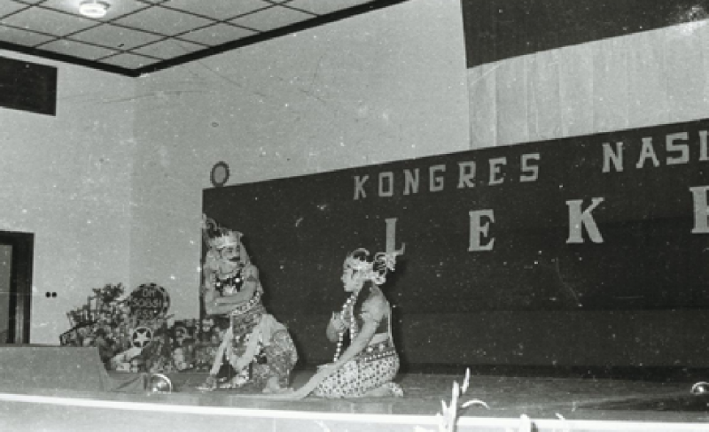 <i>Pertunjukan wayang orang pada acara Kongres Nasional Lekra pada tahun 1959 di Solo. (Sejarah Sosial)</i>