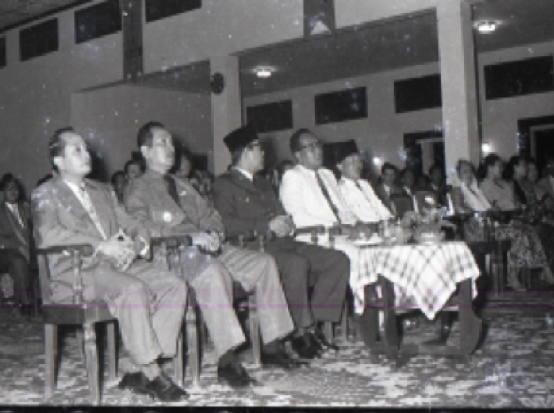<i>Beberapa tamu yang hadir dalam Kongres Nasional Lekra; Presiden Soekarno, Mayjen Soeharto, Walikota Solo, Oetomo Ramelan dan Pangdam VII Diponegoro.&nbsp;(Sejarah Sosial)</i>