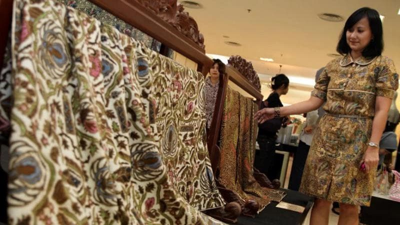 Kemampuan produksi yang cepat dan adanya sentuhan teknologi membuat batik jenis kontemporer berkembang baik di Indonesia. (Viva/Muhamad Solihin)