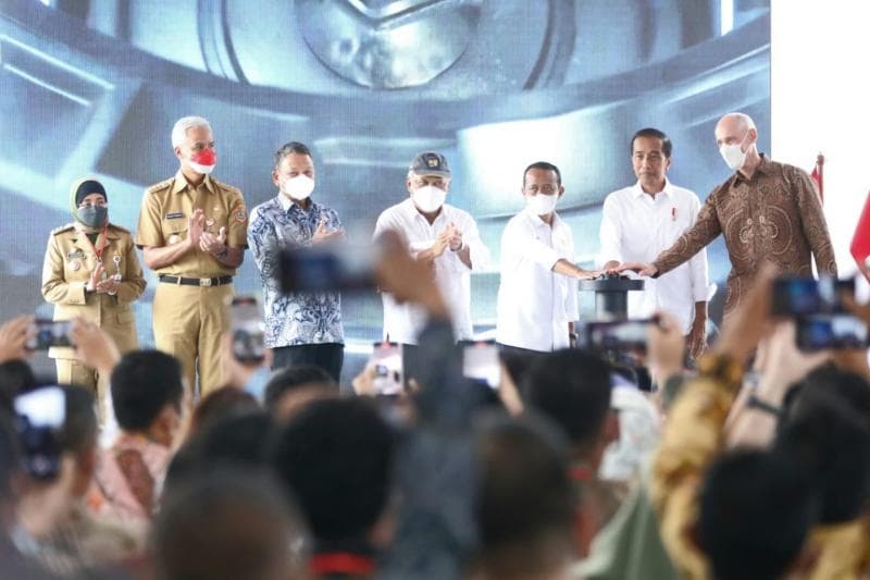 Senin (3/10/2022) Presiden Joko Widodo dan Gubernur Jateng Ganjar Pranowo hadir dalam groundbreaking atau peletakan batu pertama pabrik Wavin di Grand Batang City. (Jatengprov)